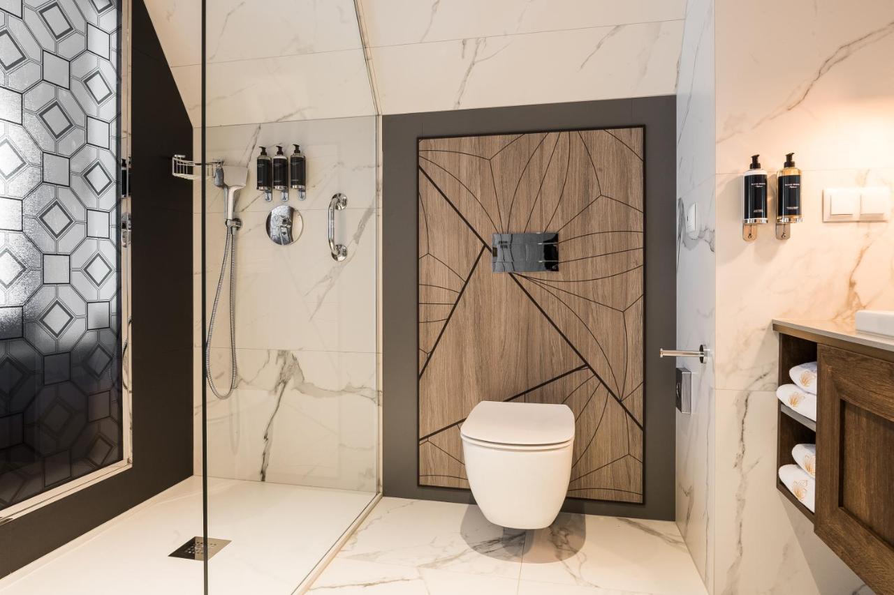 Nosalowy Park Hotel & Spa ซาโกปาเน ภายนอก รูปภาพ A modern bathroom